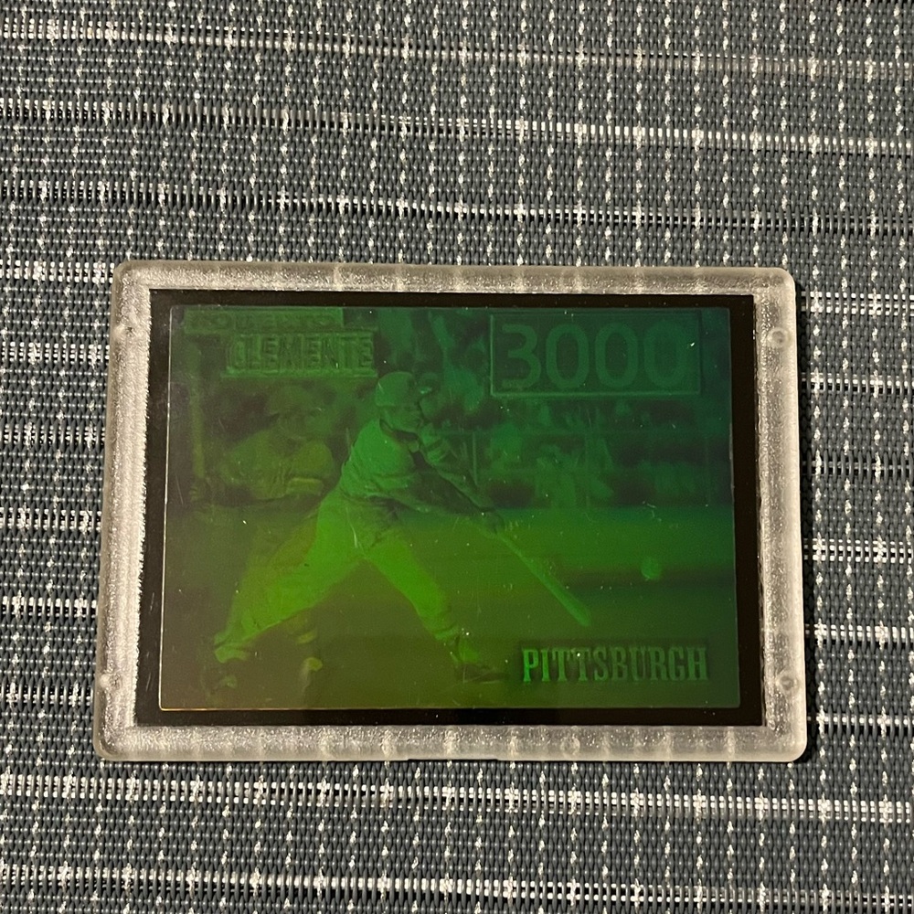 Limited Edition ⚾️ FLEER 90,000 3D Holographic 3000 Hit ROBERTO CLEMENTE Card